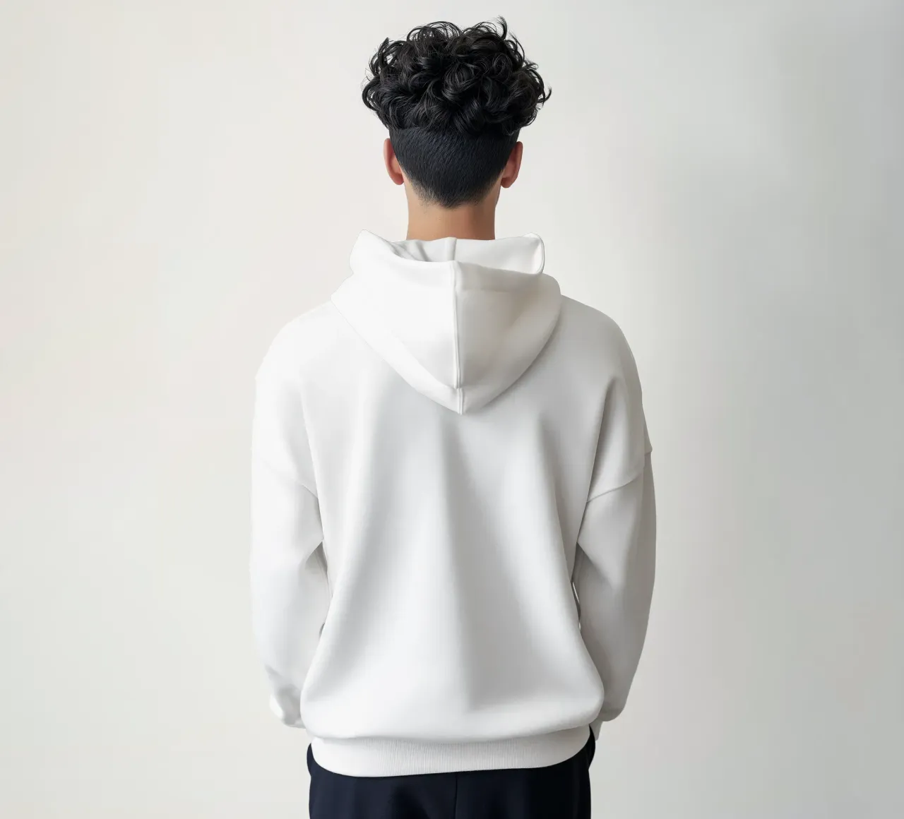 Weicher Farbverlauf im Hintergrund mit abstrakten Lichtmustern Hoodie von DesignDoodle