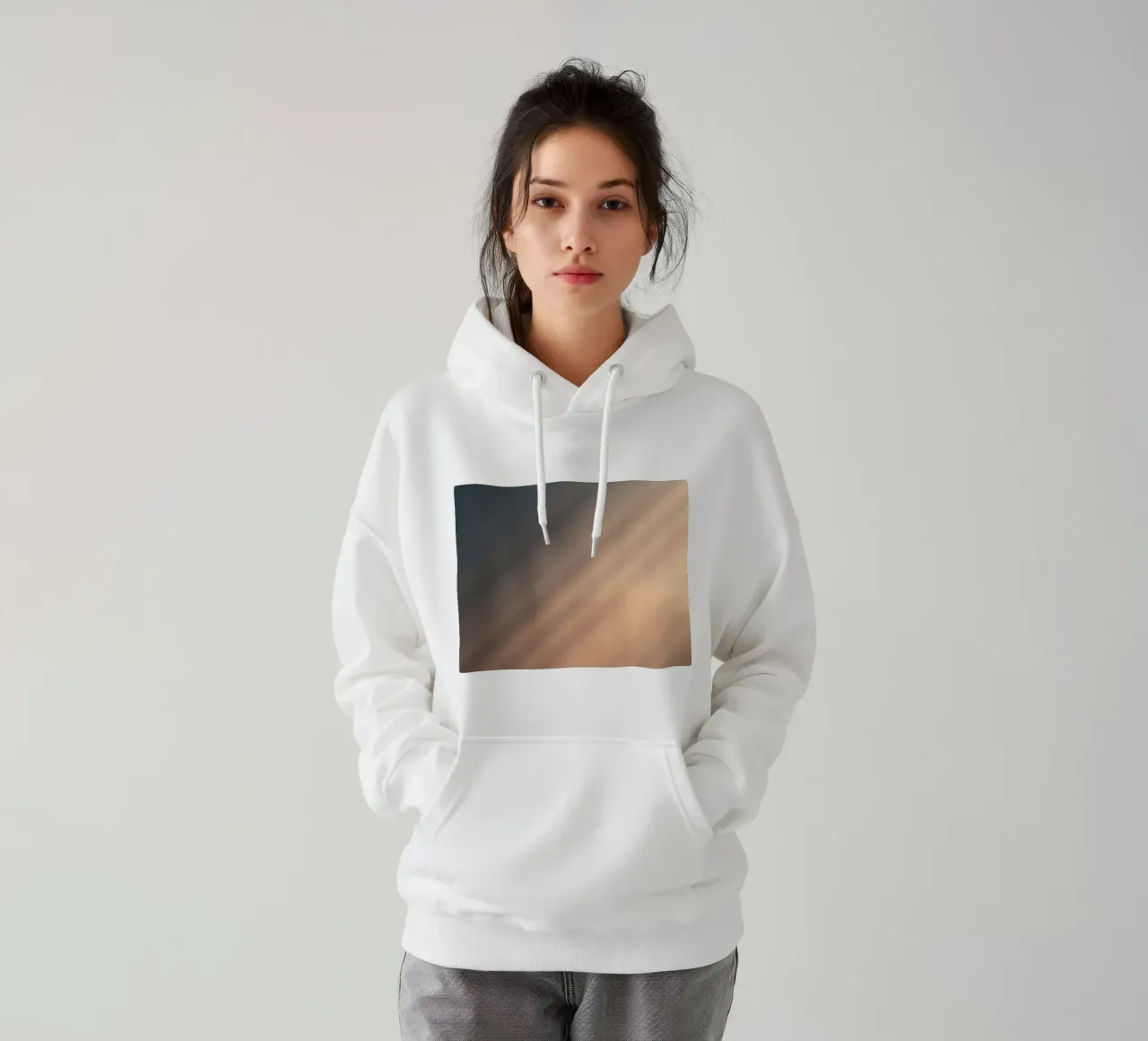 Weicher Farbverlauf im Hintergrund mit abstrakten Lichtmustern Hoodie von DesignDoodle