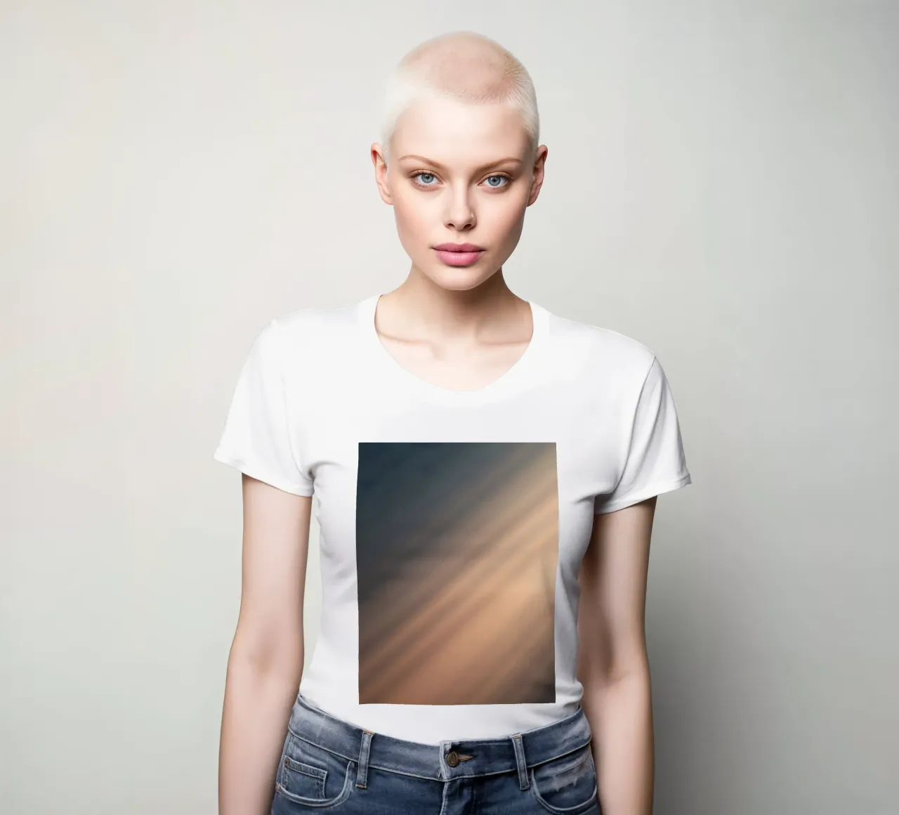 Weicher Farbverlauf im Hintergrund mit abstrakten Lichtmustern Frauen T-Shirt von DesignDoodle