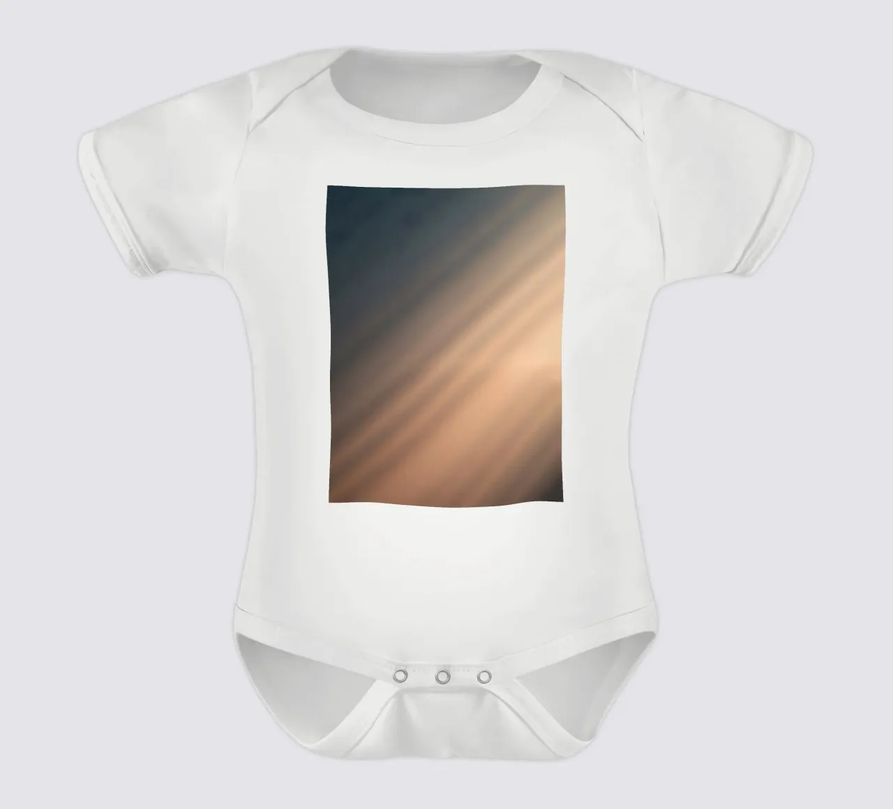 Weicher Farbverlauf im Hintergrund mit abstrakten Lichtmustern Kurzarm Babybody von DesignDoodle