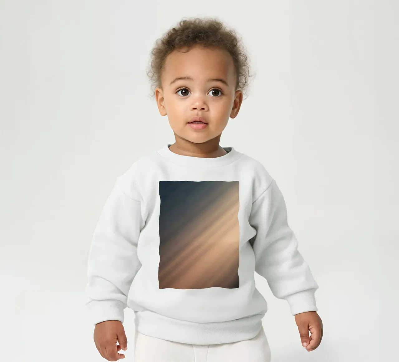 Weicher Farbverlauf im Hintergrund mit abstrakten Lichtmustern Baby Sweatshirt von DesignDoodle