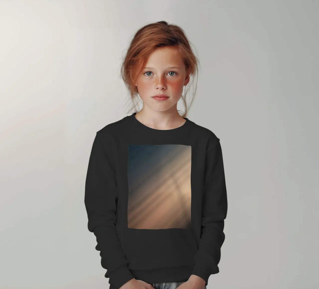 Zacht verloop op achtergrond met abstracte lichtpatronen kinder sweatshirt van DesignDoodle