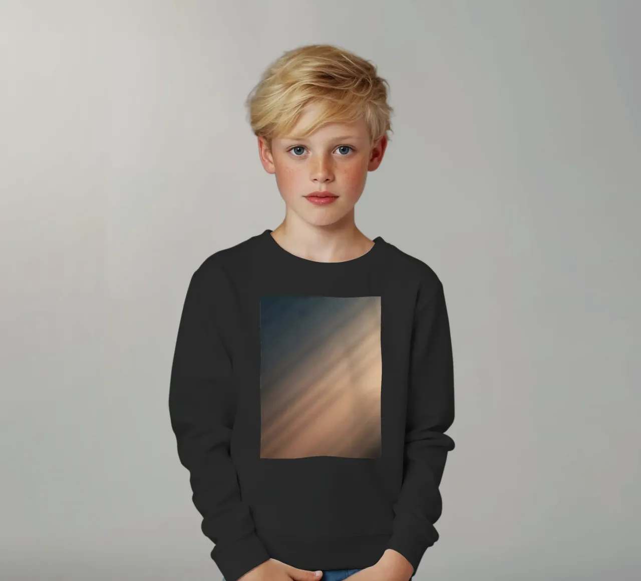 Zacht verloop op achtergrond met abstracte lichtpatronen kinder sweatshirt van DesignDoodle