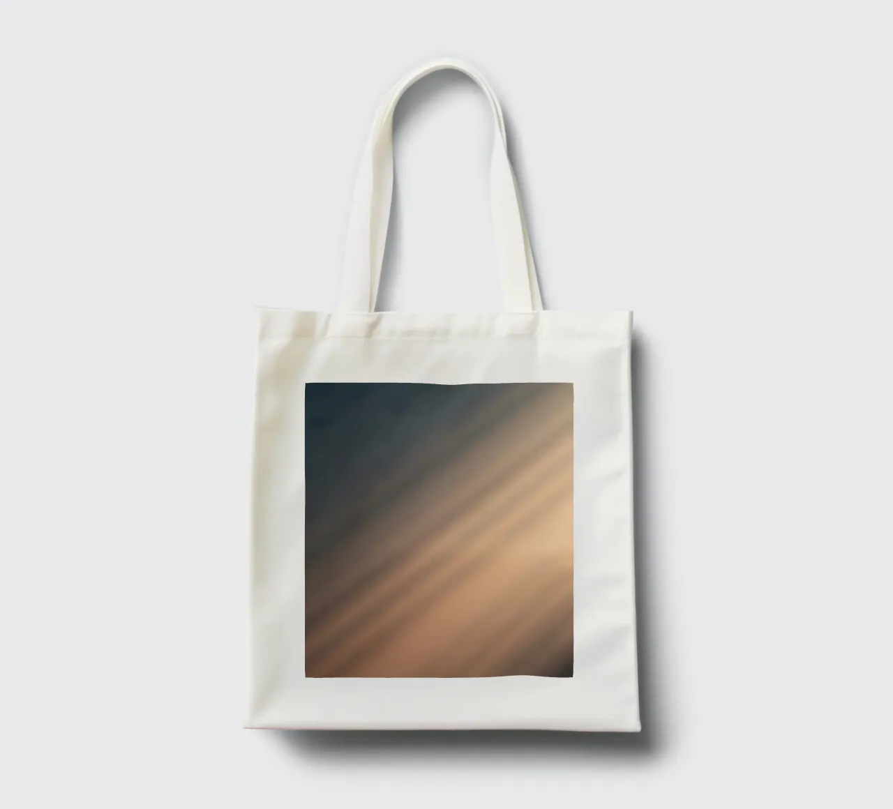 Weicher Farbverlauf im Hintergrund mit abstrakten Lichtmustern Jutebeutel von DesignDoodle