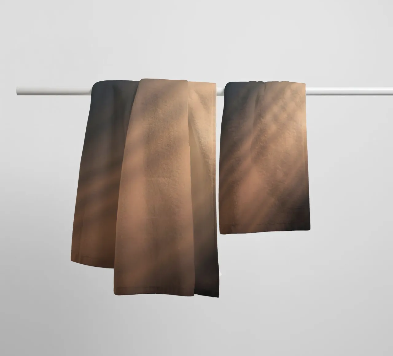 Weicher Farbverlauf im Hintergrund mit abstrakten Lichtmustern Handtuch von DesignDoodle