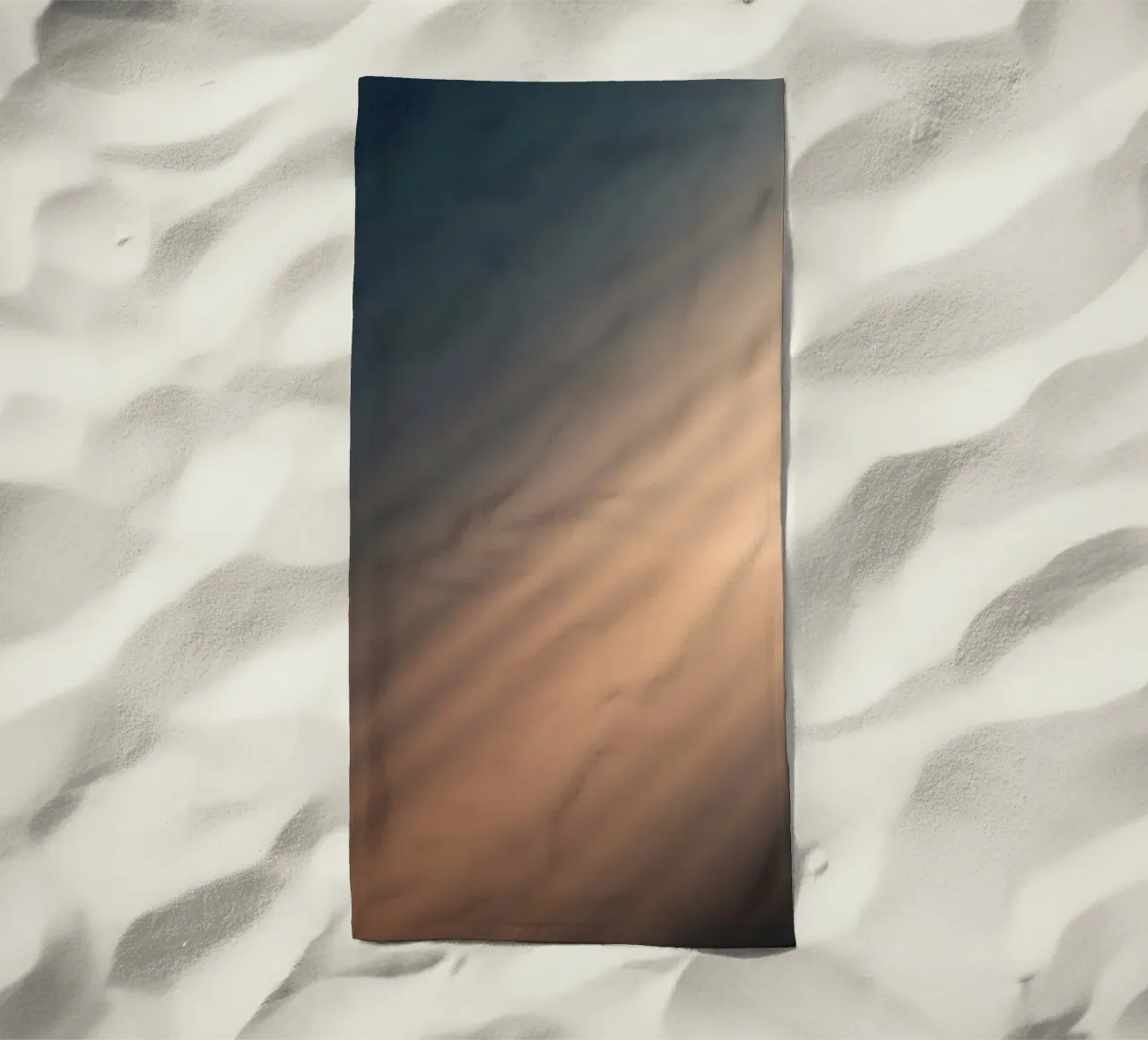Fond dégradé doux avec des motifs lumineux abstraits serviette de plage de DesignDoodle