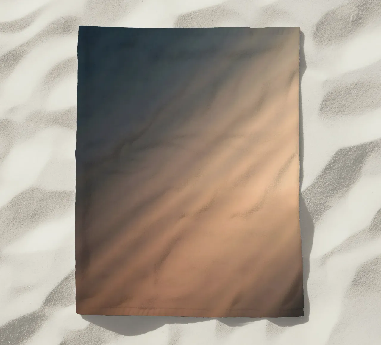 Fond dégradé doux avec des motifs lumineux abstraits serviette de plage de DesignDoodle
