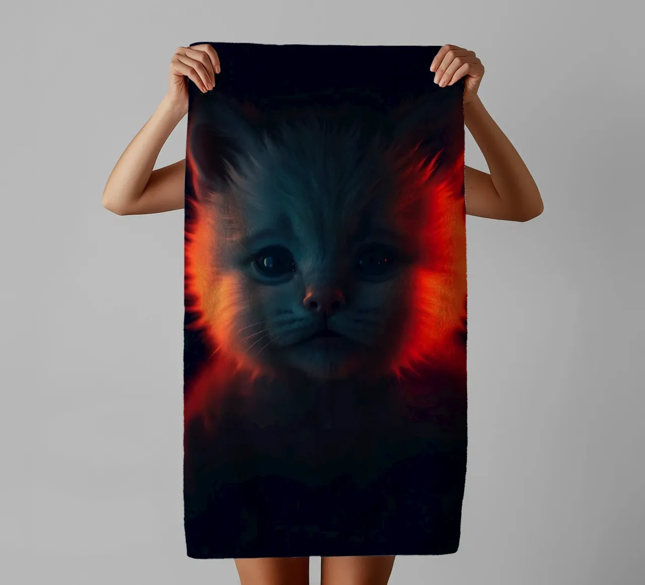 Un chaton mignon à la fourrure éclatante crée un fond d'écran enchanteur serviette de bain de DesignDoodle