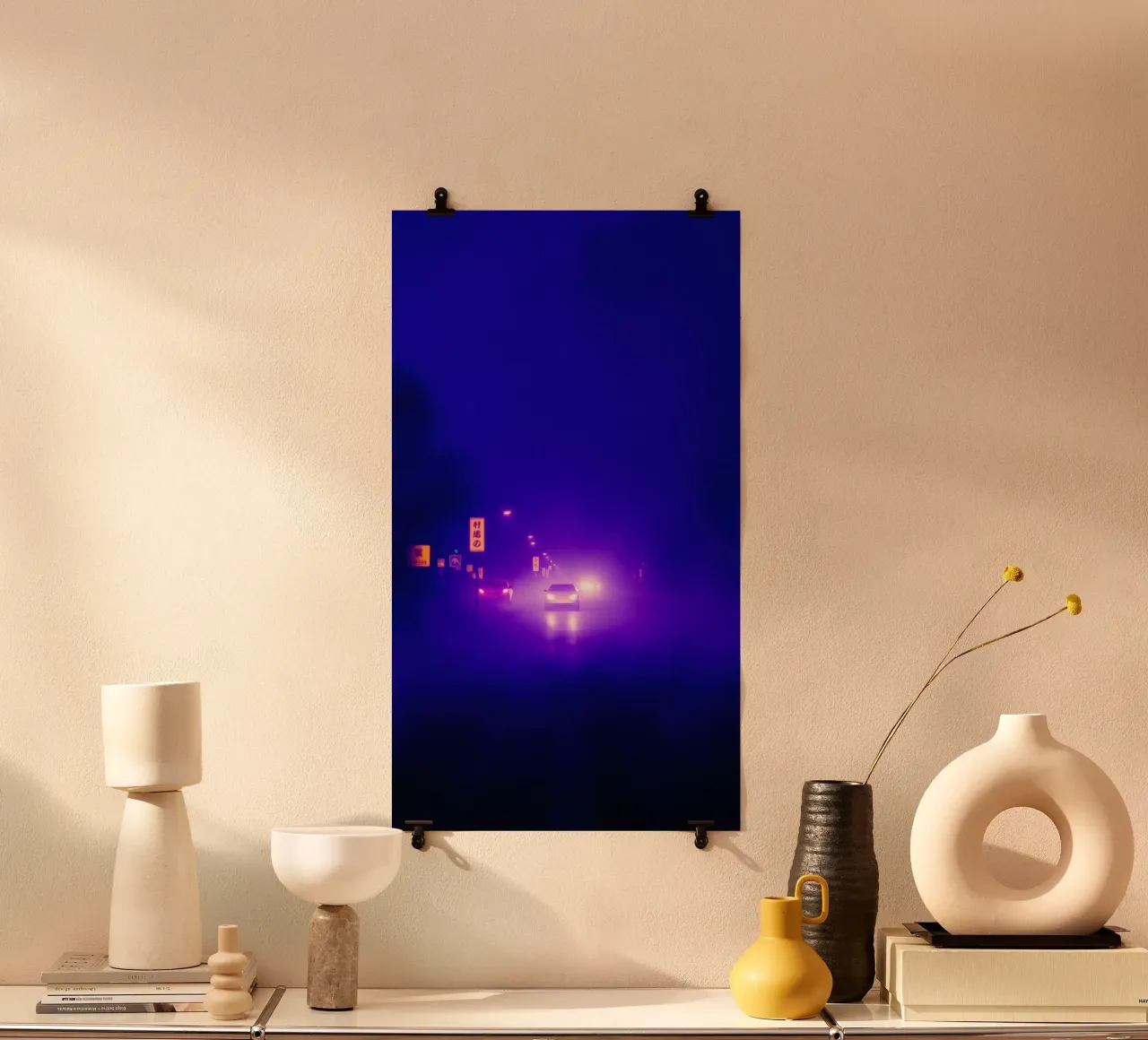 Abstrait vibrant représentant des lumières floues et un environnement brumeux poster avec cadre en plastique de DesignDoodle