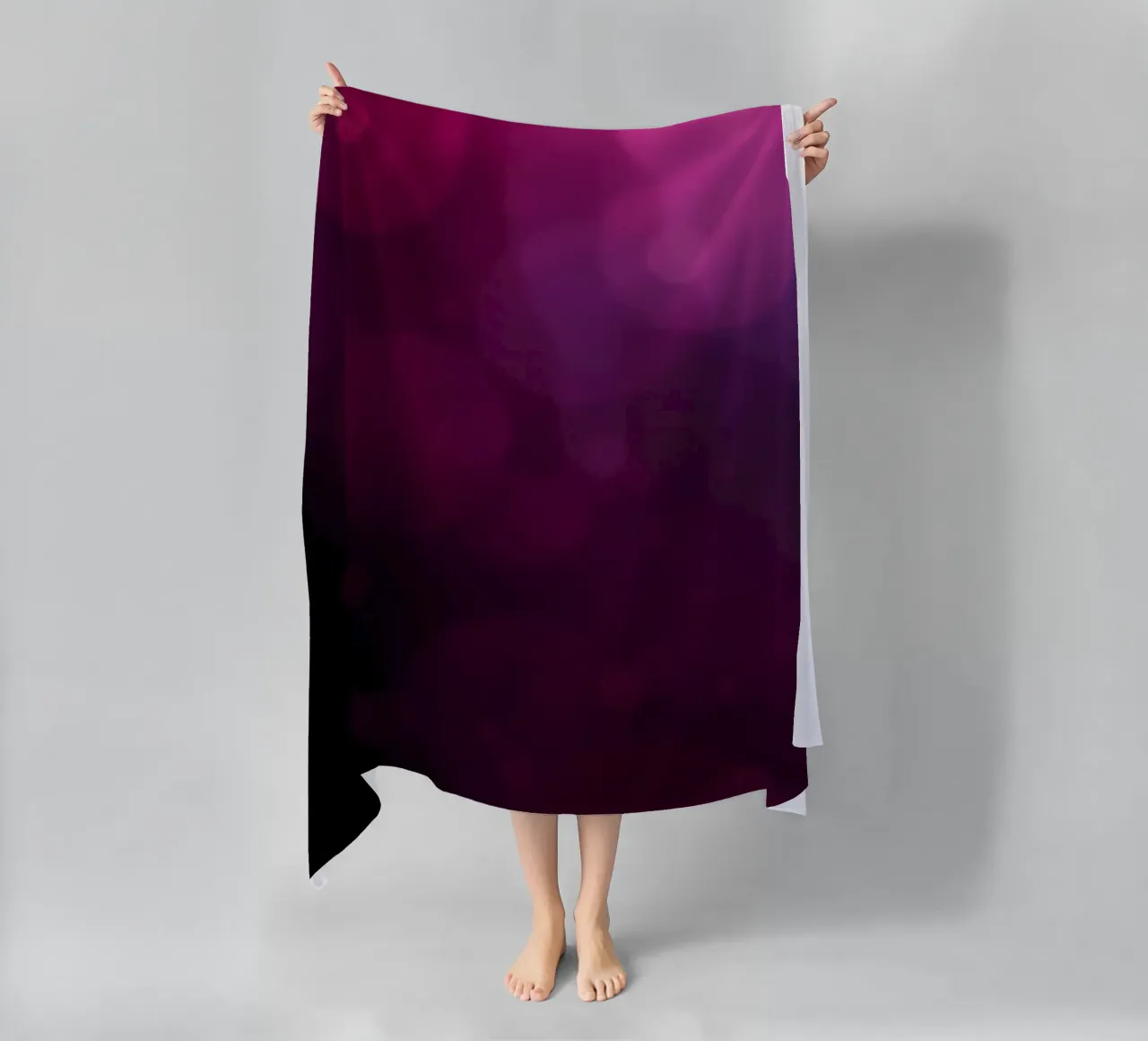 Levendig abstract ontwerp met zachte paarse en roze bokeh strandhanddoek van DesignDoodle