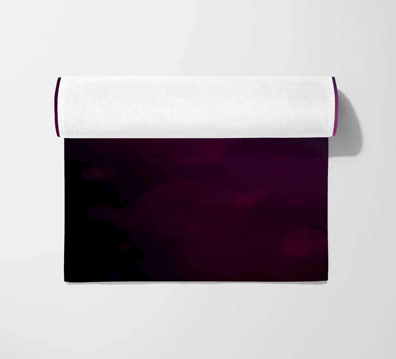 Levendig abstract ontwerp met zachte paarse en roze bokeh strandhanddoek van DesignDoodle