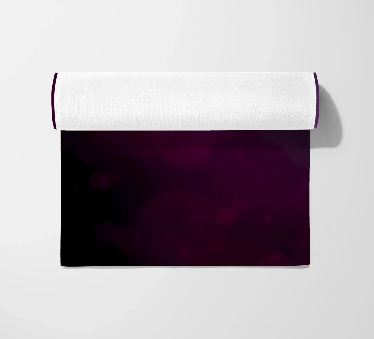 Levendig abstract ontwerp met zachte paarse en roze bokeh strandhanddoek van DesignDoodle