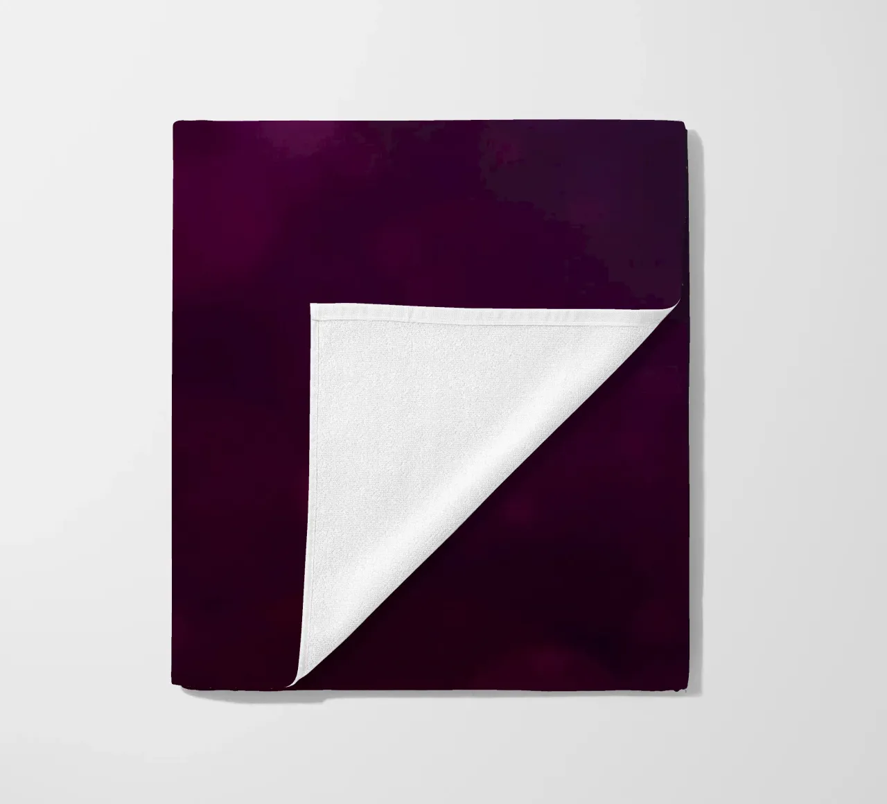Levendig abstract ontwerp met zachte paarse en roze bokeh strandhanddoek van DesignDoodle