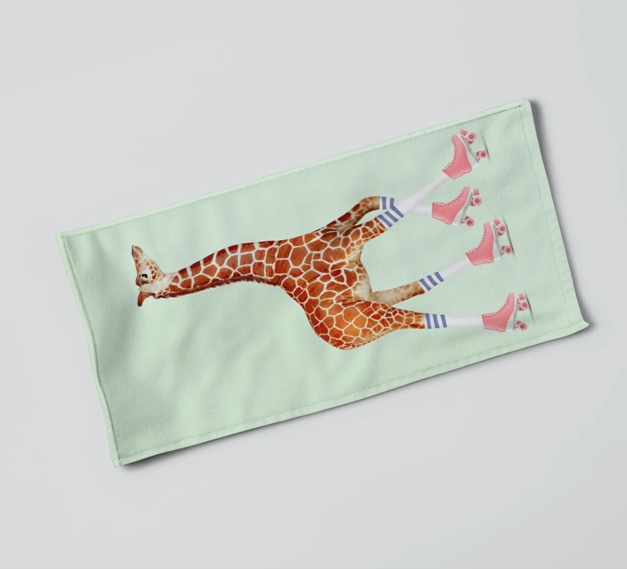 Rollerskating Giraffe asciugamano da bagno da Jonas Loose
