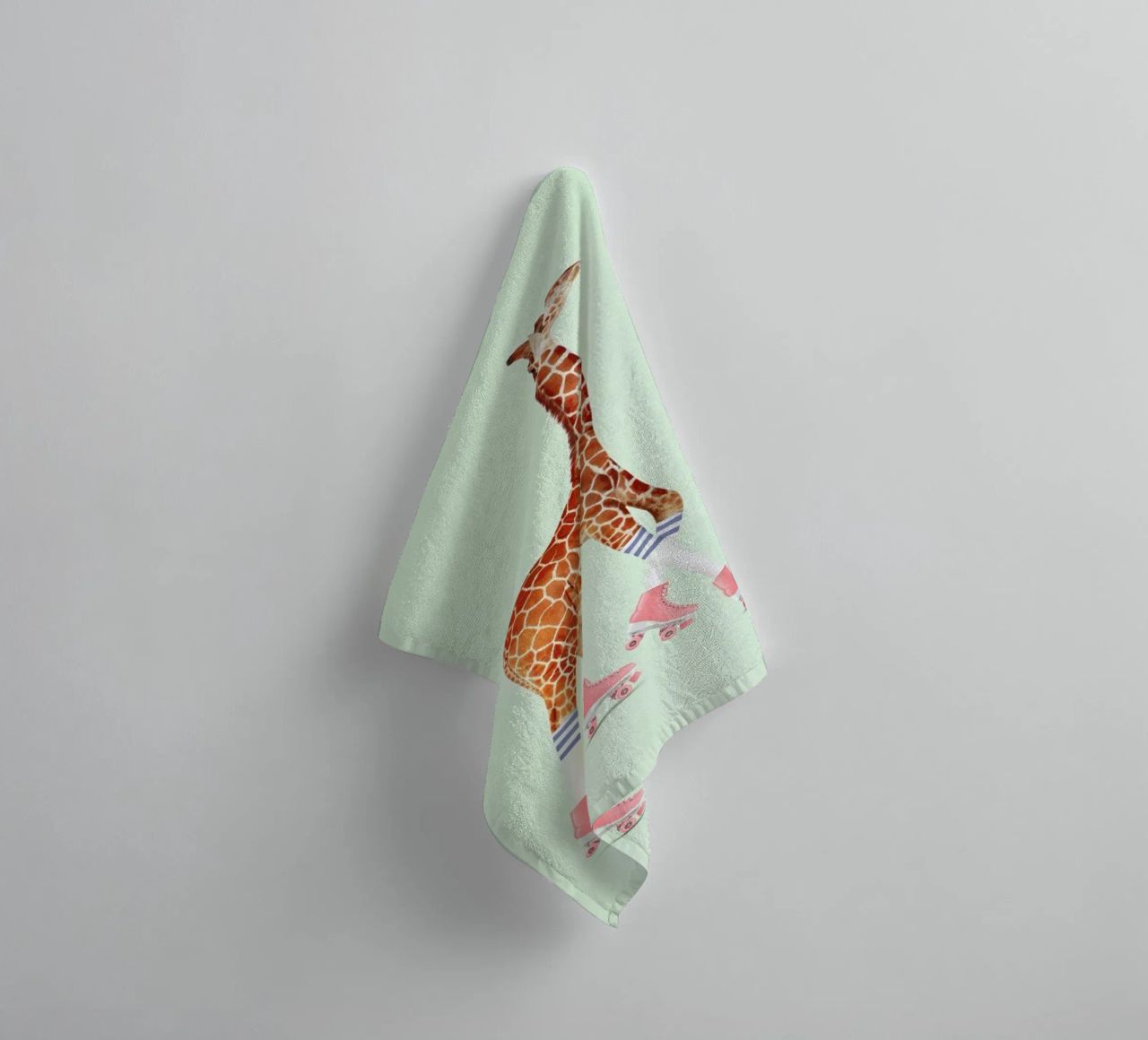 Rollerskating Giraffe asciugamano da bagno da Jonas Loose