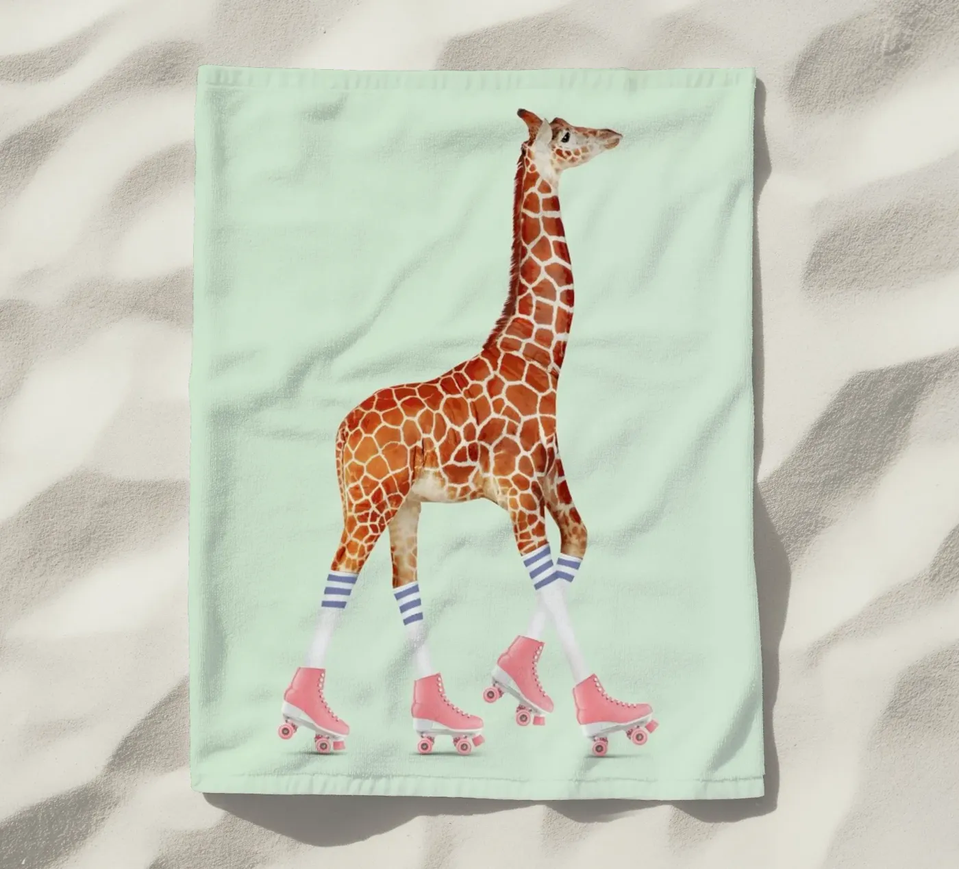 Rollerskating Giraffe strandhanddoek van Jonas Loose