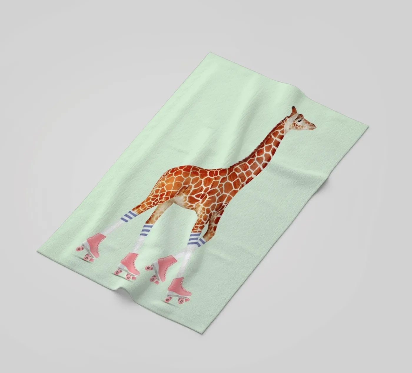 Rollerskating Giraffe strandhanddoek van Jonas Loose