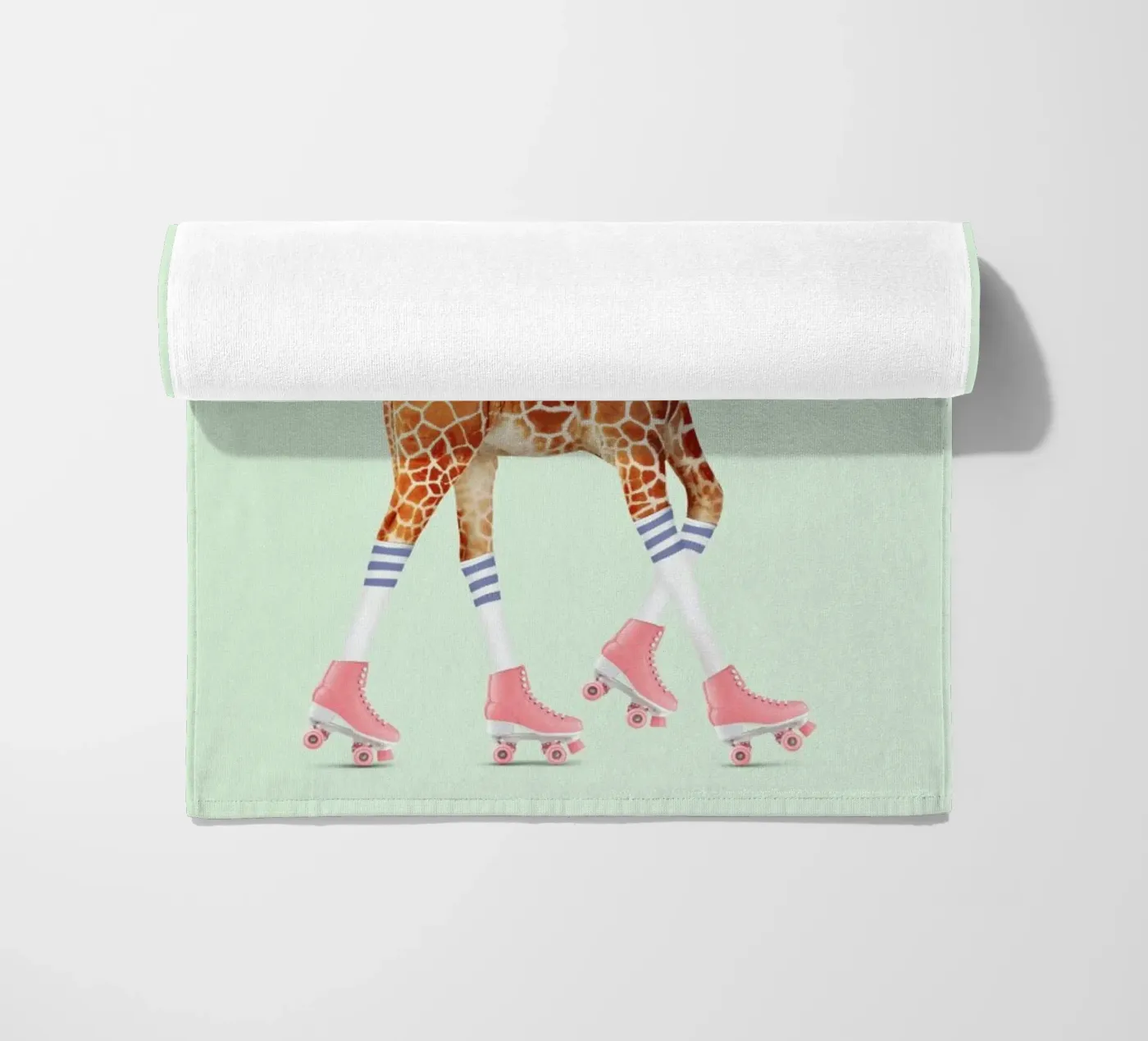 Rollerskating Giraffe strandhanddoek van Jonas Loose