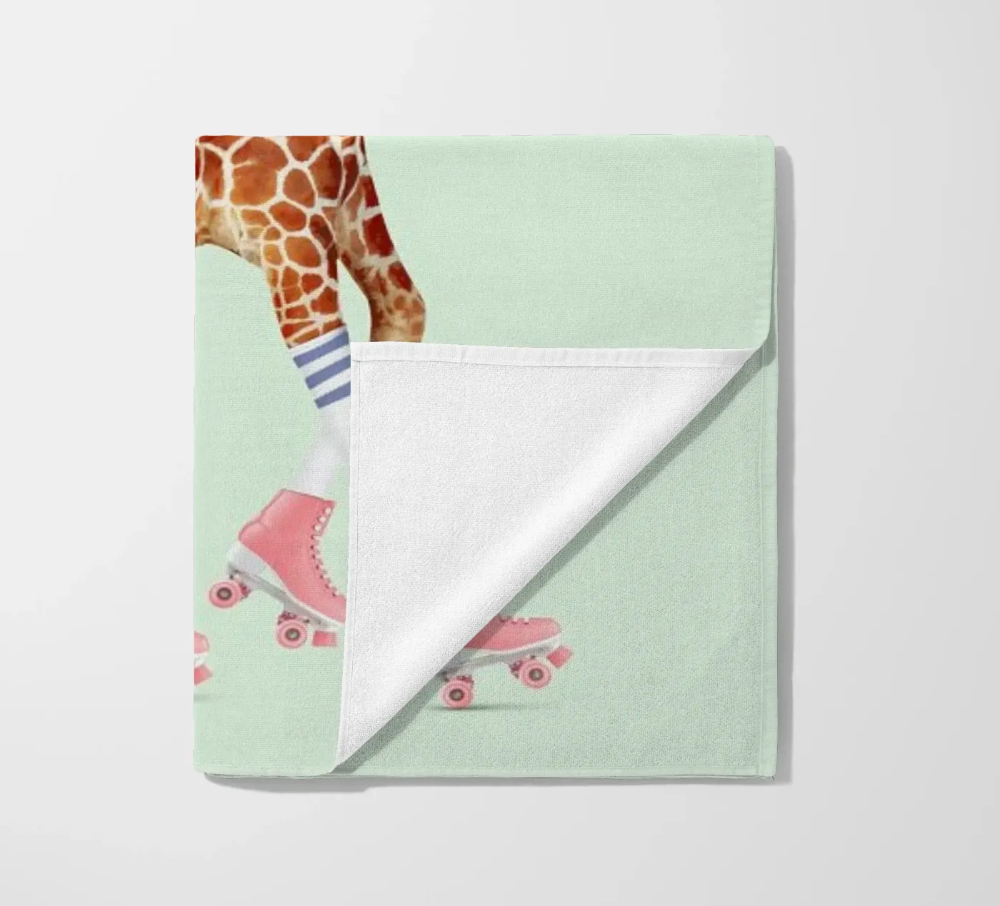 Rollerskating Giraffe strandhanddoek van Jonas Loose