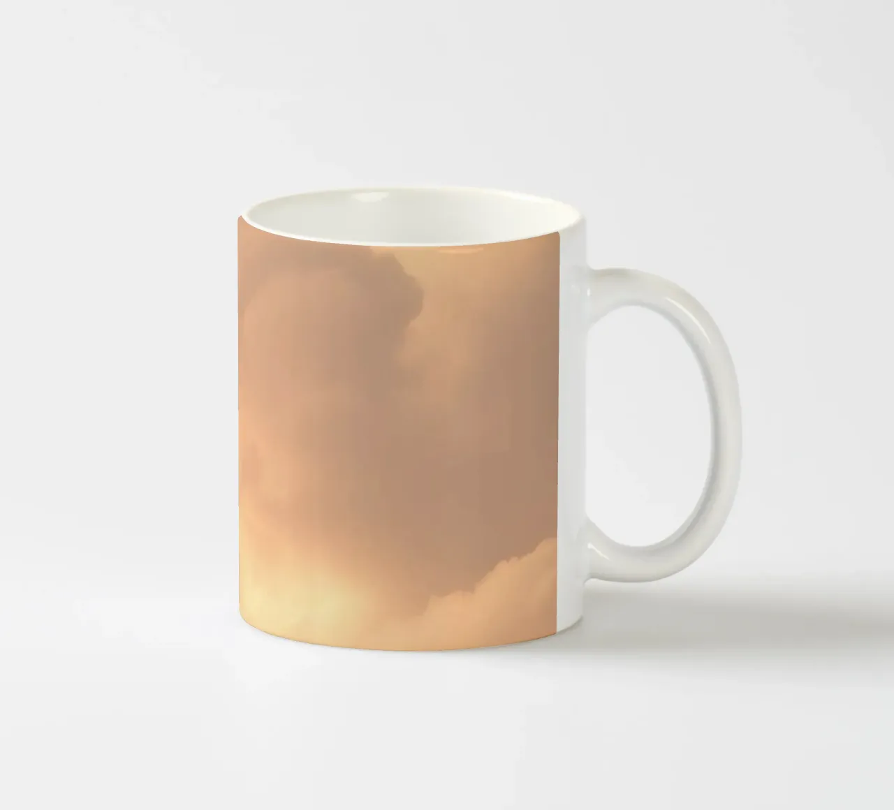 Prachtige abstracte wolken met zachte gouden tinten keramische mok van DesignDoodle