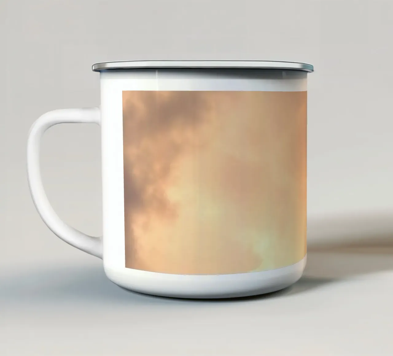 Bellissime nuvole astratte con morbide sfumature dorate tazza in smalto da DesignDoodle