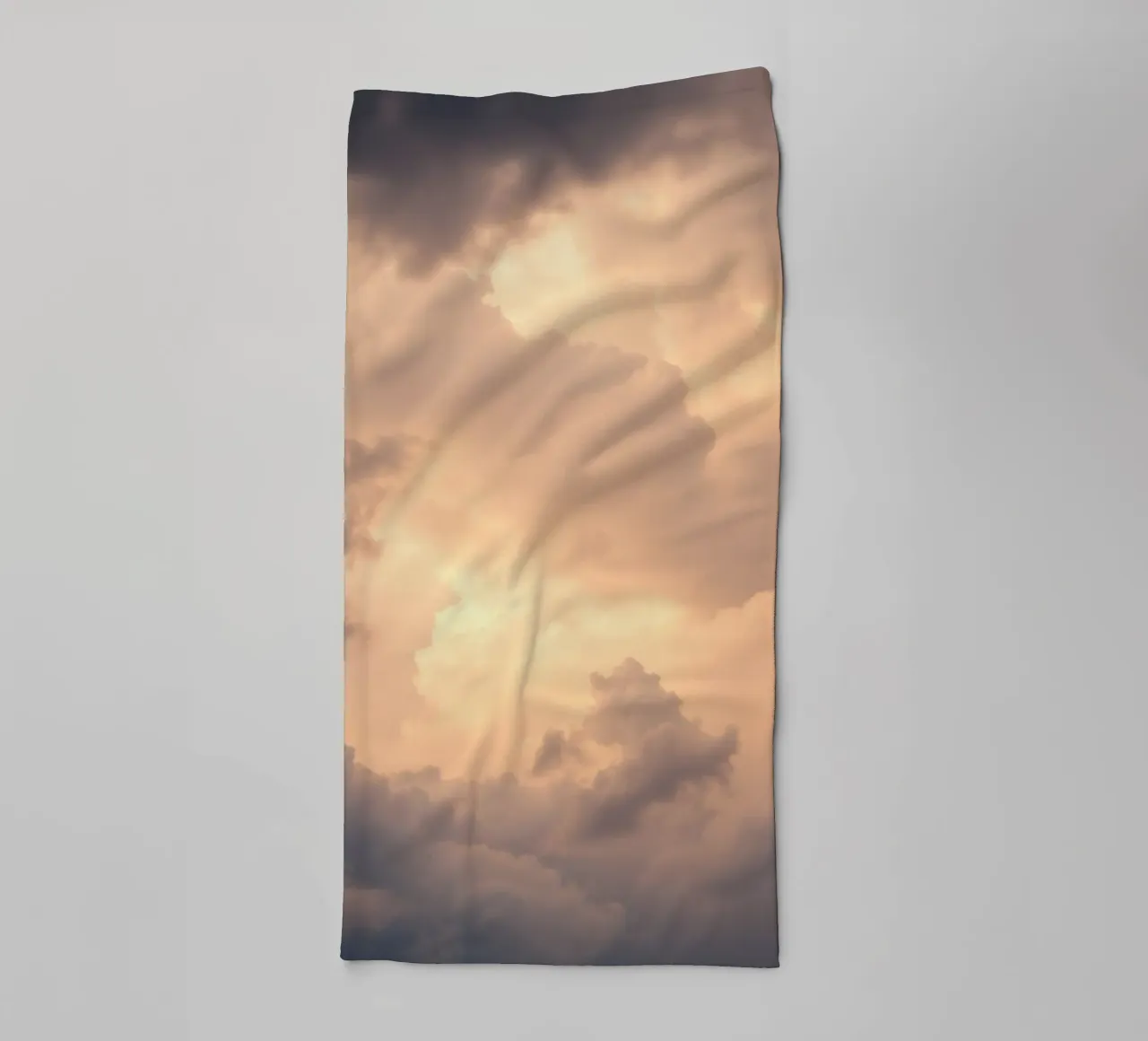 Schöne abstrakte Wolken mit weichen goldenen Farbtönen Handtuch von DesignDoodle
