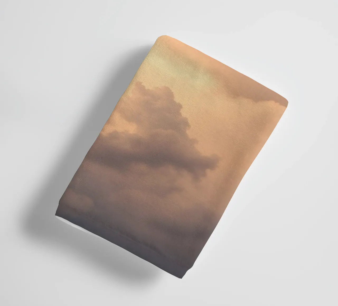 Schöne abstrakte Wolken mit weichen goldenen Farbtönen Handtuch von DesignDoodle