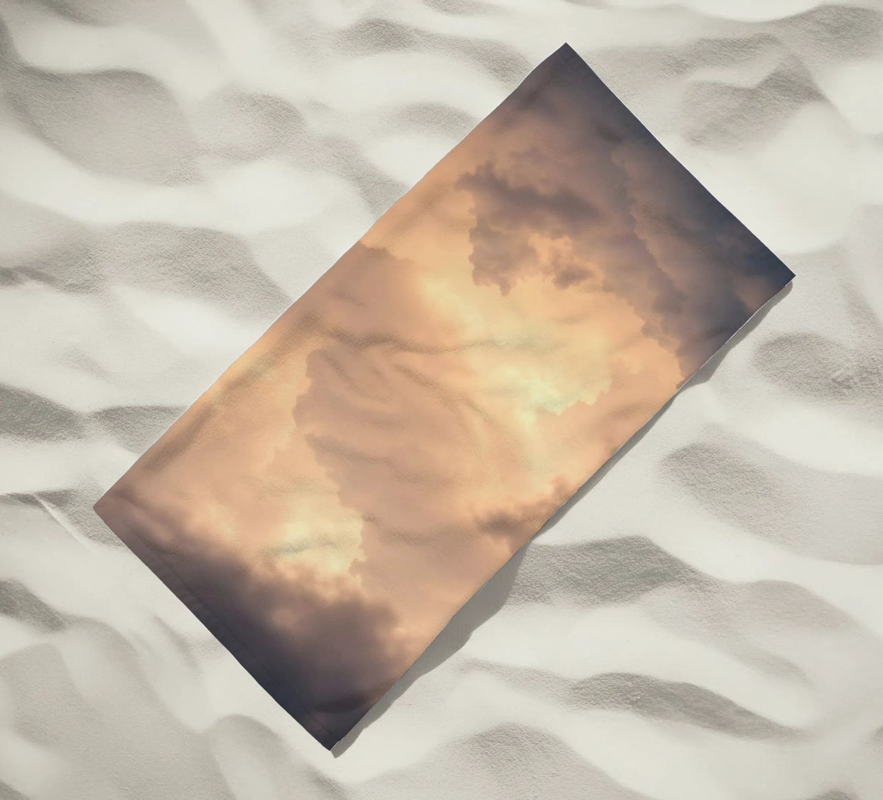 Bellissime nuvole astratte con morbide sfumature dorate telo mare da DesignDoodle