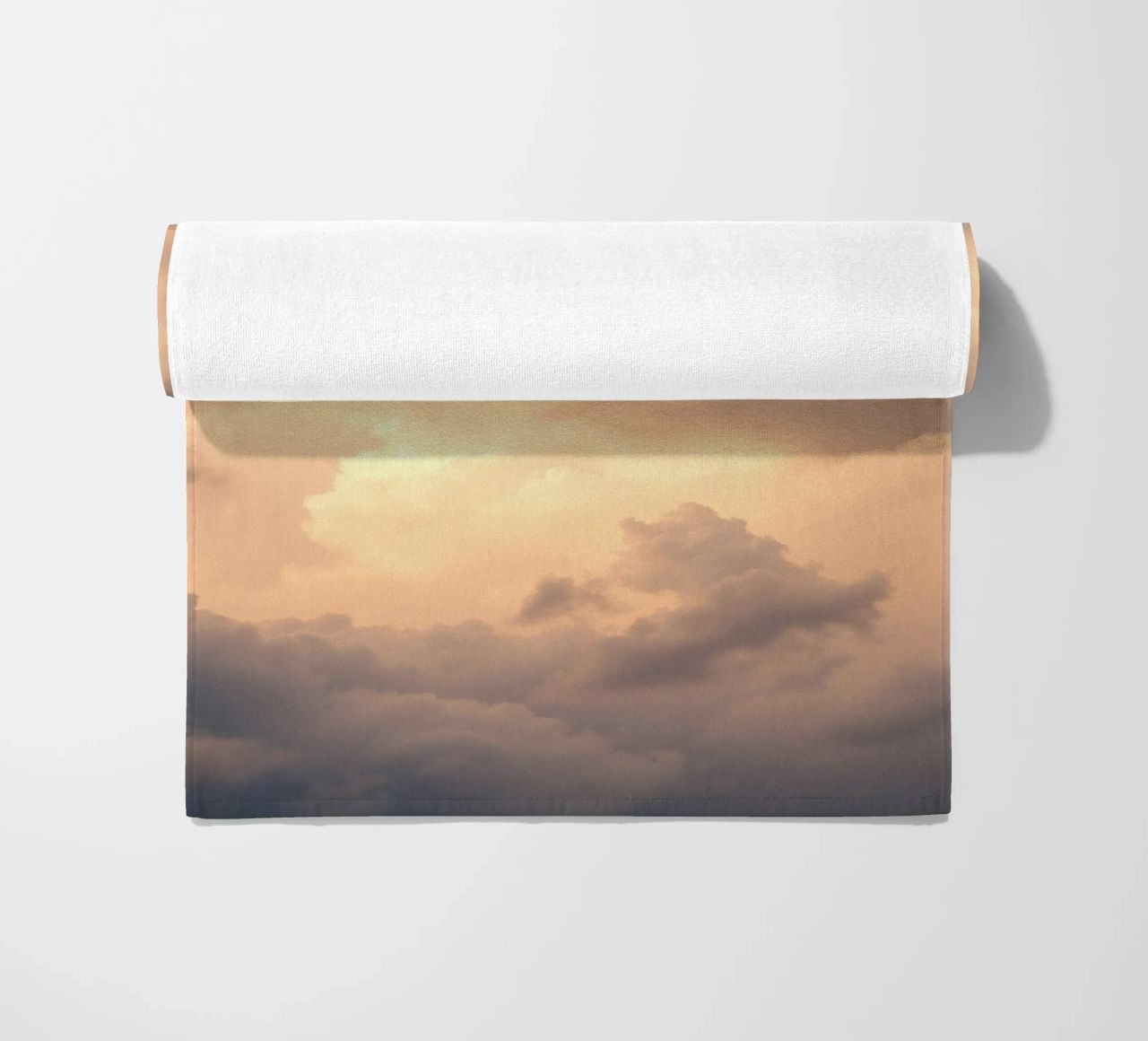 Bellissime nuvole astratte con morbide sfumature dorate telo mare da DesignDoodle