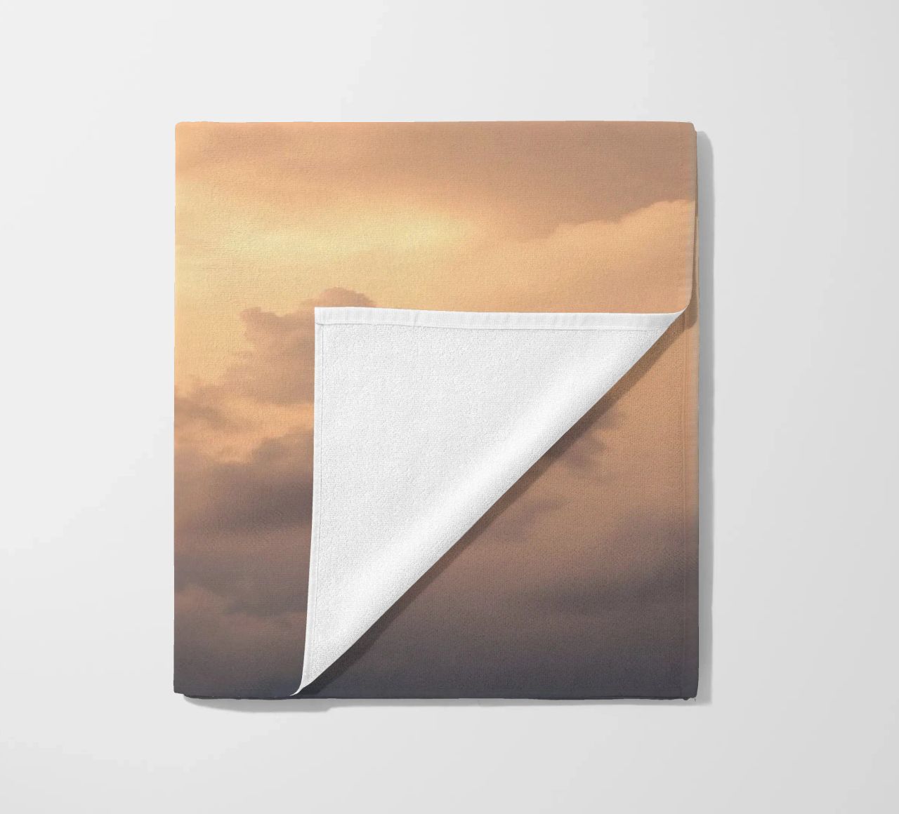 Bellissime nuvole astratte con morbide sfumature dorate telo mare da DesignDoodle