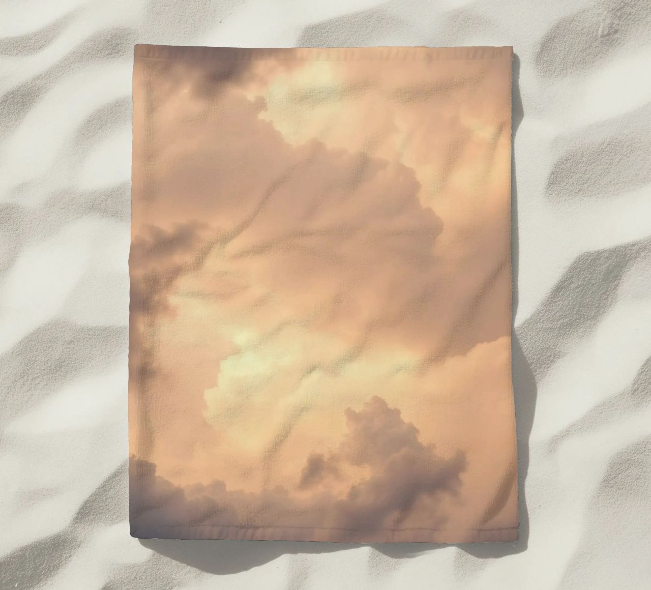 Bellissime nuvole astratte con morbide sfumature dorate telo mare da DesignDoodle