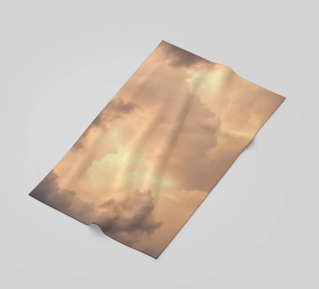 Schöne abstrakte Wolken mit weichen goldenen Farbtönen Strandtuch von DesignDoodle