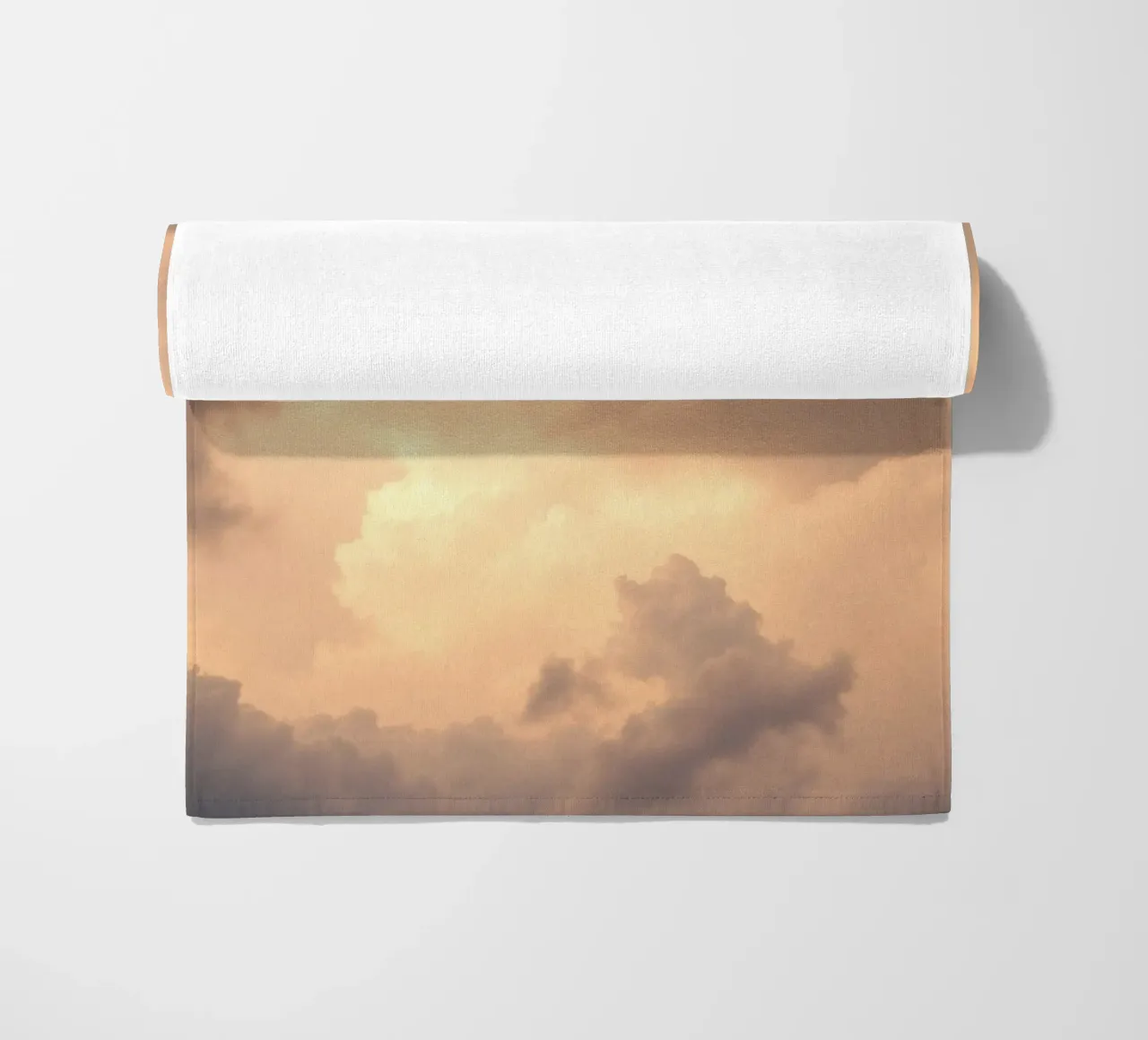 Preciosas nubes abstractas con suaves tonos dorados toalla de playa de DesignDoodle