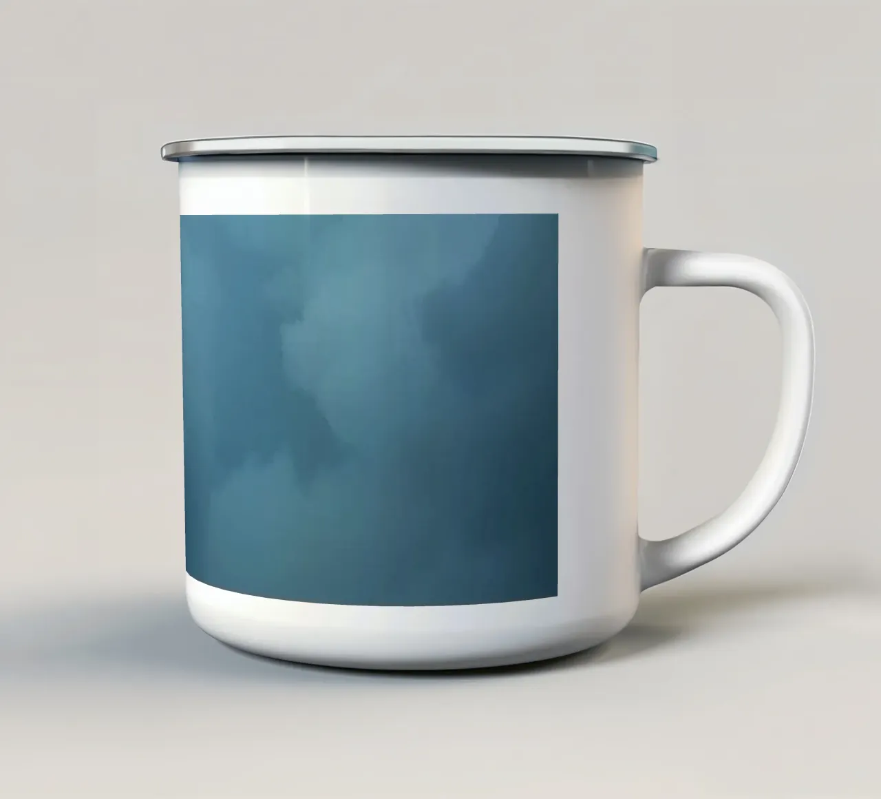 Nuvole scure e lunatiche che si addensano in un cielo drammatico tazza in smalto da DesignDoodle