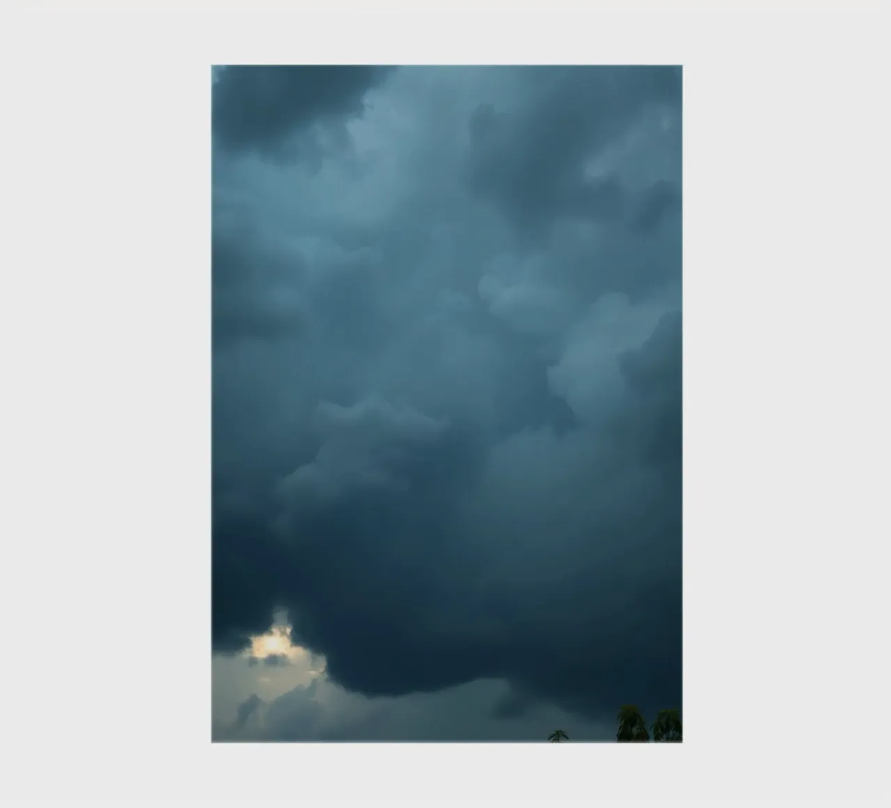Nuvole scure e lunatiche che si addensano in un cielo drammatico diario da DesignDoodle
