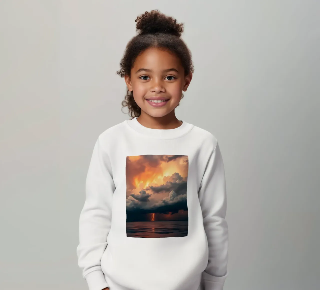 Dramática puesta de sol con nubes de tormenta y relámpagos iluminando sudadera para niño de DesignDoodle