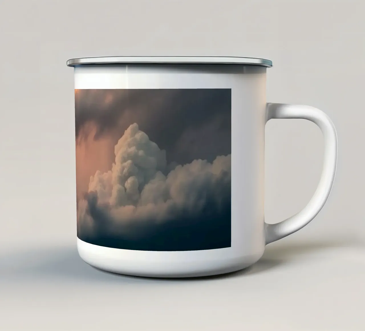 Drammatico tramonto con nuvole temporalesche e lampi che illuminano tazza in smalto da DesignDoodle