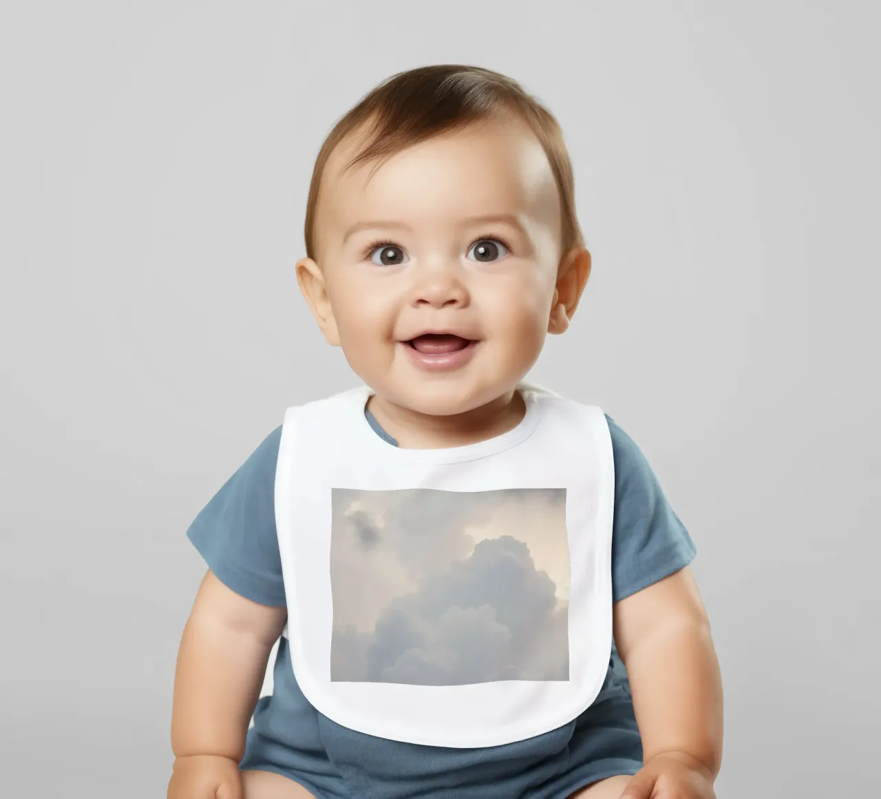 Der Himmel mit weichen Wolken und hellen Farbtönen gefüllt eine Ruhe und beruhigen Babylätzchen von DesignDoodle