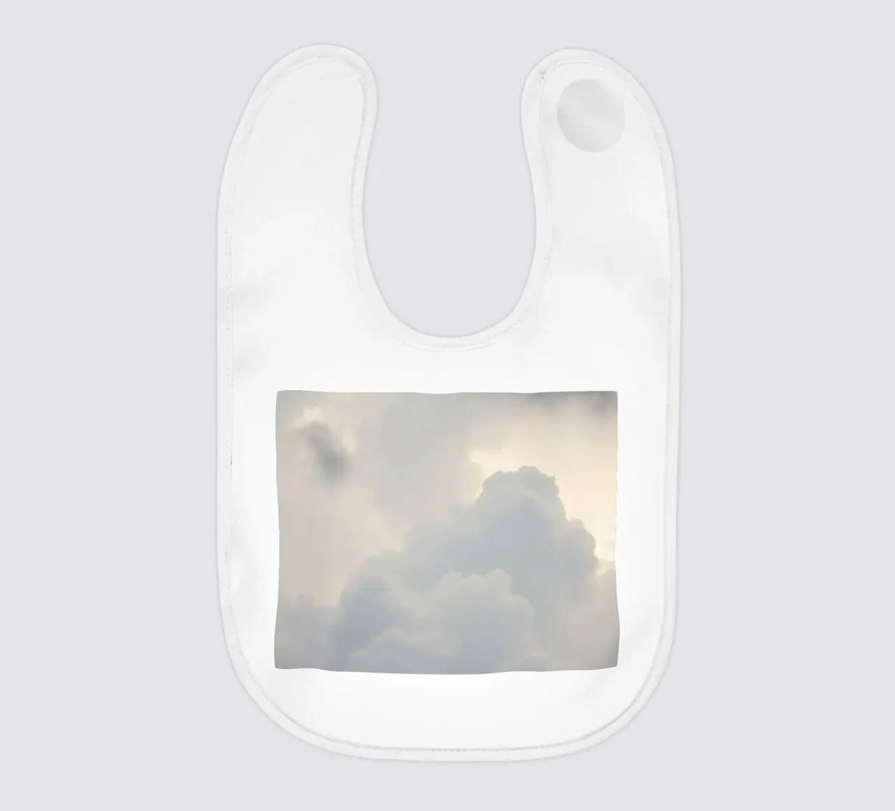 Ciel rempli de nuages doux et de teintes claires, calme et apaisement bavoir de DesignDoodle