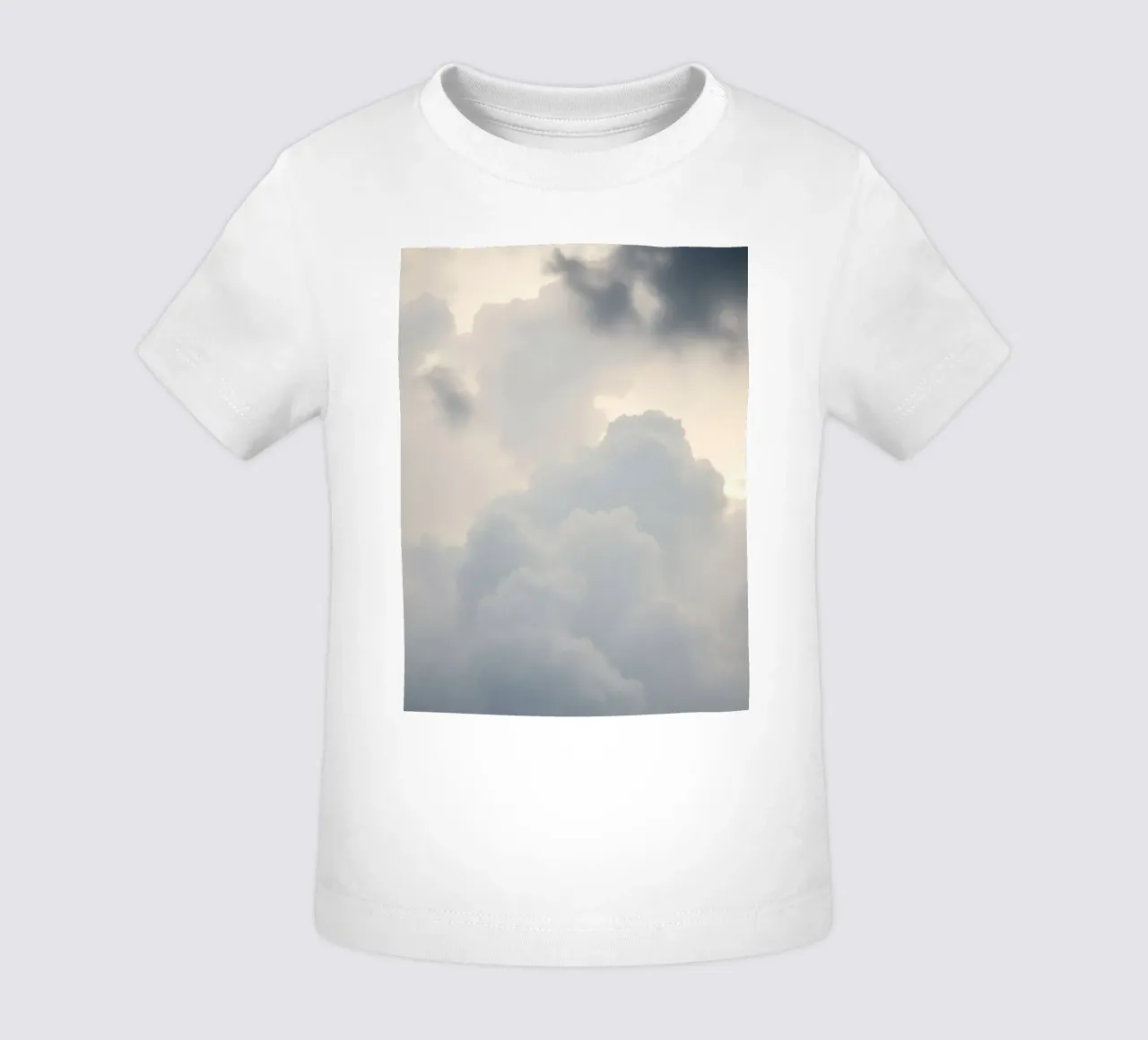 Der Himmel mit weichen Wolken und hellen Farbtönen gefüllt eine Ruhe und beruhigen Baby T-Shirt von DesignDoodle