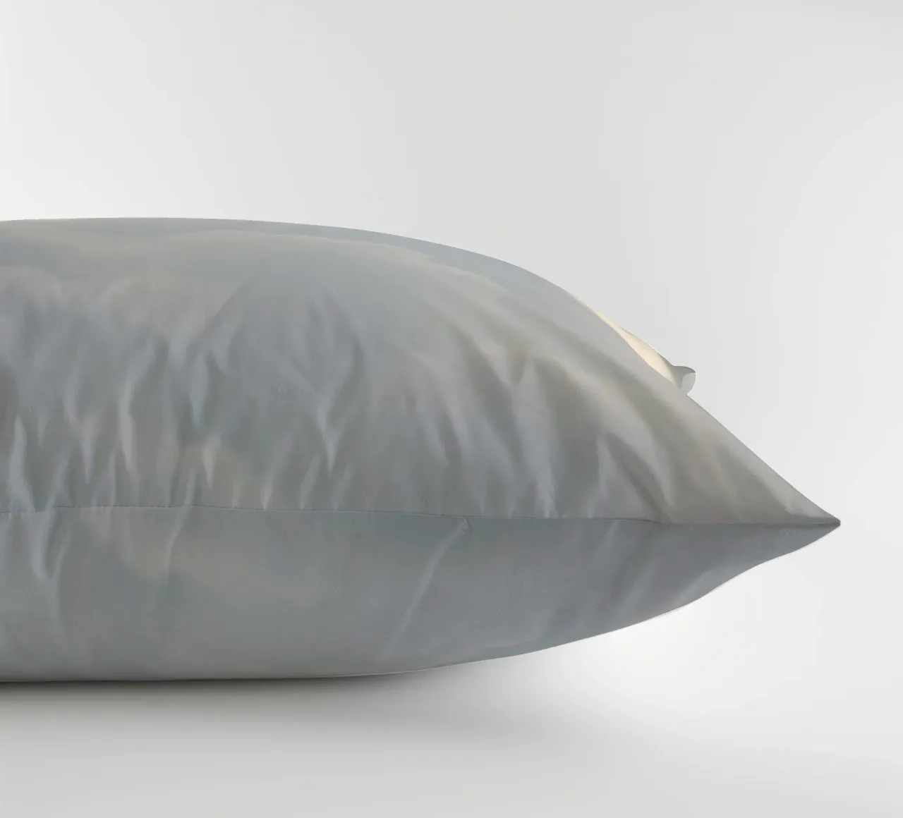 Ciel rempli de nuages doux et de teintes claires, calme et apaisement coussin de DesignDoodle