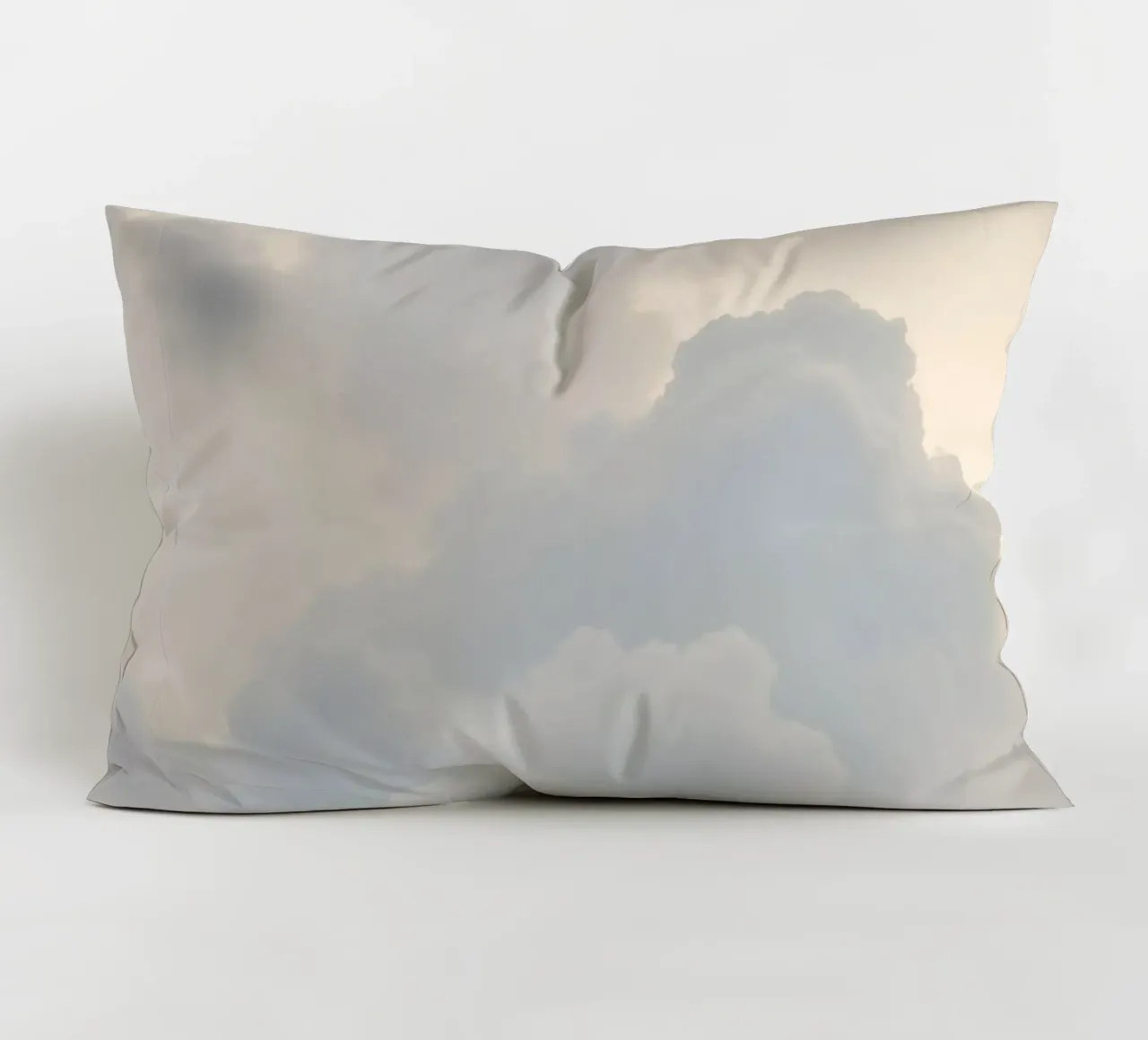 Ciel rempli de nuages doux et de teintes claires, calme et apaisement coussin de DesignDoodle