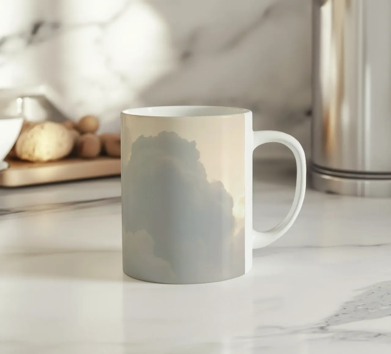 Cielo pieno di nuvole soffici e tonalità chiare, calma e tranquillità tazza in ceramica da DesignDoodle