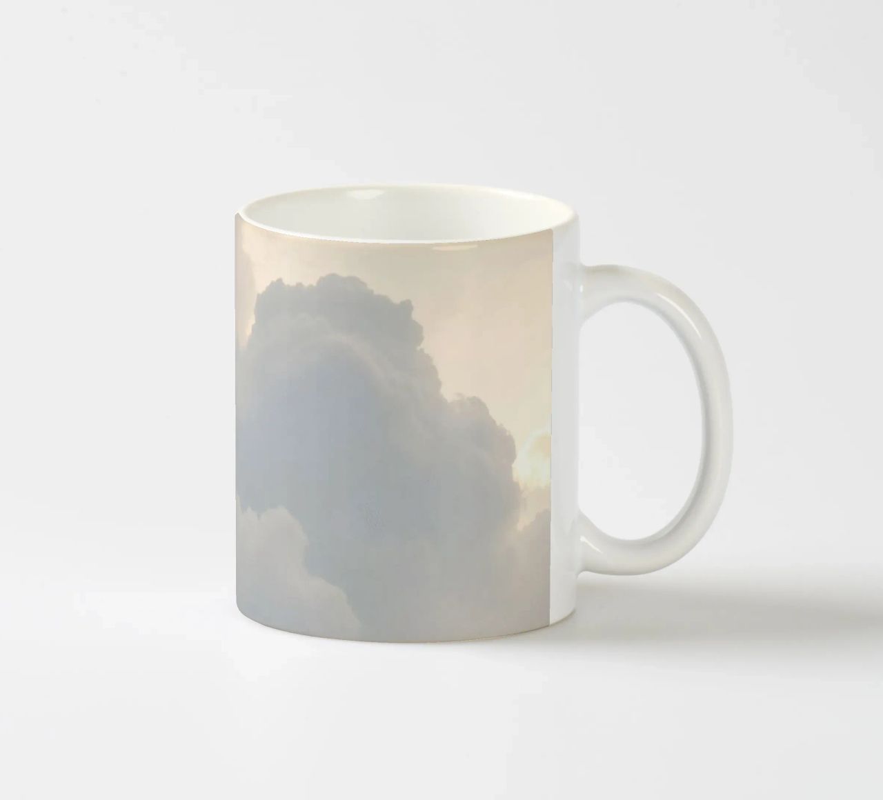 Lucht gevuld met zachte wolken en lichte tinten een kalm en rustgevend keramische mok van DesignDoodle