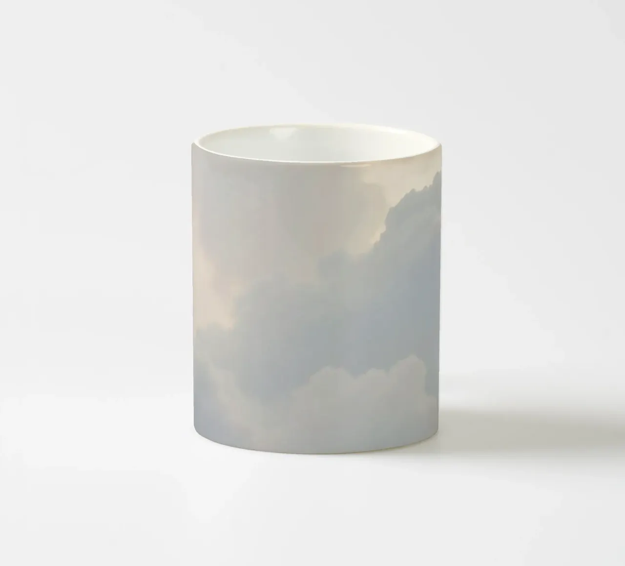 Cielo pieno di nuvole soffici e tonalità chiare, calma e tranquillità tazza in ceramica da DesignDoodle