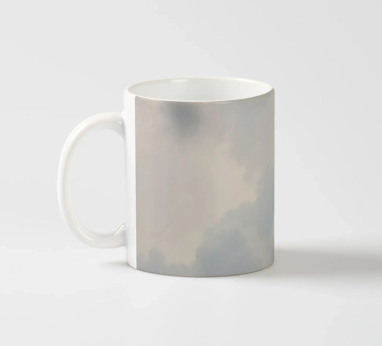 Lucht gevuld met zachte wolken en lichte tinten een kalm en rustgevend keramische mok van DesignDoodle