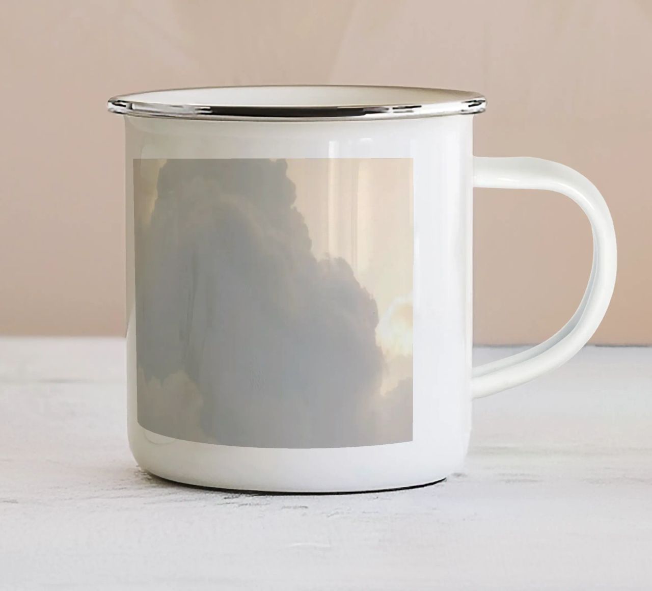 Der Himmel mit weichen Wolken und hellen Farbtönen gefüllt eine Ruhe und beruhigen Emaille Tasse von DesignDoodle