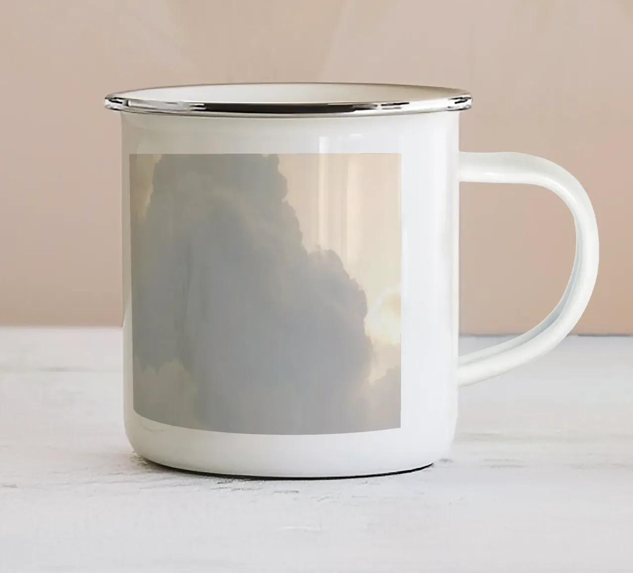 Ciel rempli de nuages doux et de teintes claires, calme et apaisement mug en émail de DesignDoodle