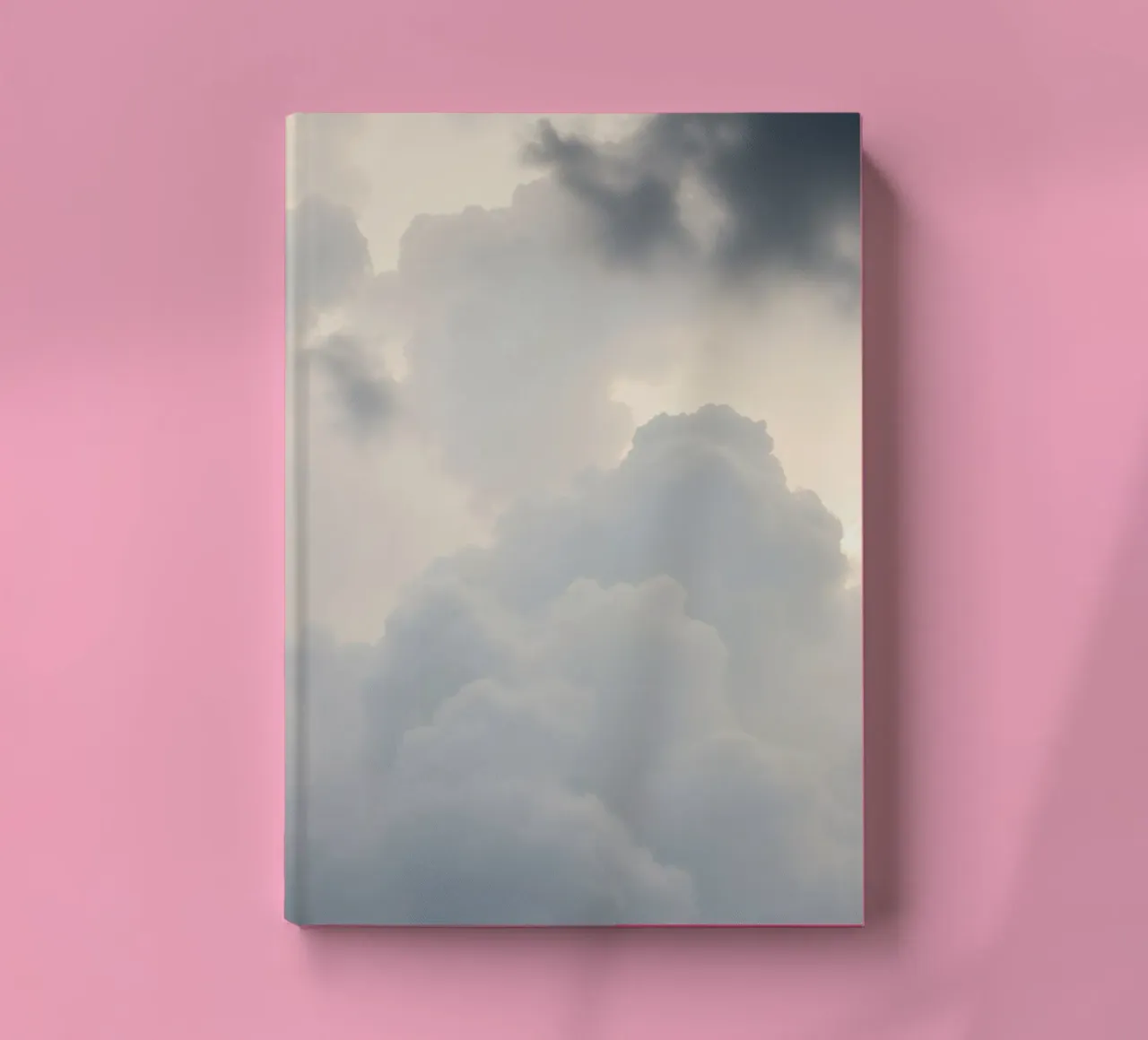 Der Himmel mit weichen Wolken und hellen Farbtönen gefüllt eine Ruhe und beruhigen Notizbuch von DesignDoodle