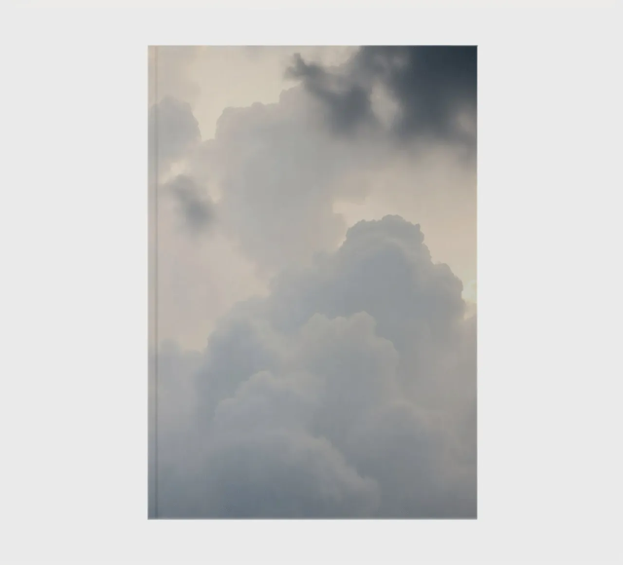 Der Himmel mit weichen Wolken und hellen Farbtönen gefüllt eine Ruhe und beruhigen Notizbuch von DesignDoodle